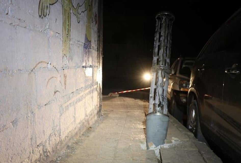  بقايا مخزن مستهلَك لأحد الصاروخين العنقوديين الأرضيين من سلسلة أوراغان 9م27ك (9M27K Uragan) عيار 220 ملم، مغروسة في الأرض بعد أن نثرت حمولتها من الذخائر الفرعية المتفجرة على الرصيف، إلى جانب مدرسة صبيان في قرية ترمانين، سوريا، 6 أكتوبر/تشرين الأول 2023.