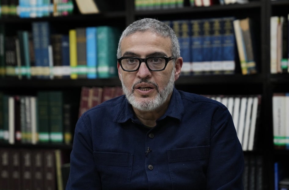 Le docteur Ghassan Abu Sittah, un chirurgien esthétique palestino-britannique spécialisé dans la médecine de guerre, lors d'un entretien avec l'agence Associated Press à l'Institut d'études palestiniennes à Beyrouth, au Liban, le 9 décembre 2023. 