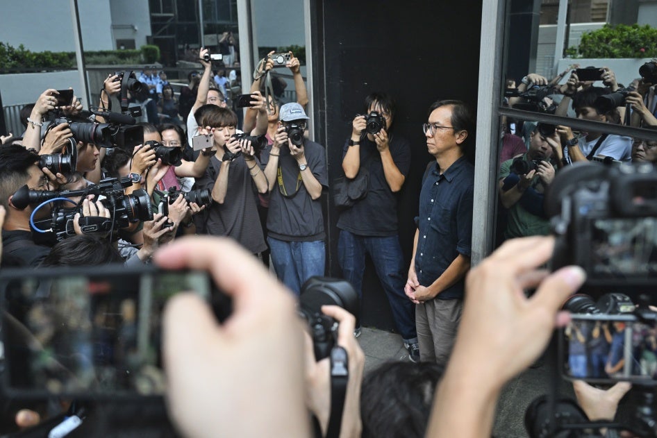 Chung Pui-kuen, à droite, l'ex-rédacteur en chef du journal Stand News (qui a cessé de paraître), photographié le 29 août 2024 à Hong Kong, après avoir été reconnu coupable de « conspiration visant à publier des documents séditieux » à l’issue d’un procès manifestement base sur des motifs politiques.