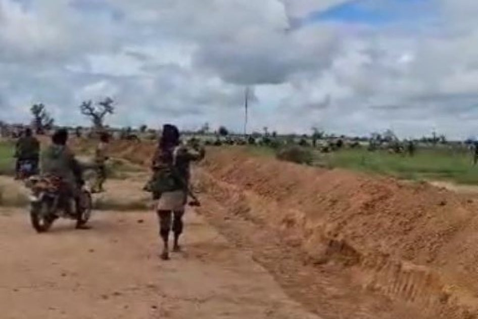 Capture d'écran d'une vidéo apparemment filmée par le GSIM montrant des combattants le long de la tranchée lors de l'attaque de Barsalogho, province du Sanmatenga, Burkina Faso, le 24 août 2024. 