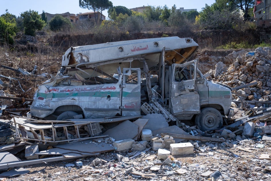 Une ambulance détruite lors d’une frappe aérienne israélienne à Kafra, au Liban, photographiée parmi les décombres le 9 octobre 2024.