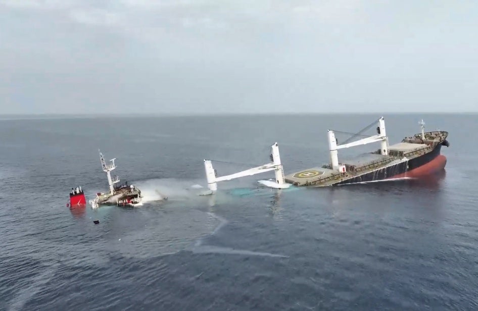 Le navire commercial Eternity C coulait en mer Rouge après avoir été touché par un missile houthi, le 8 juillet 2025. 