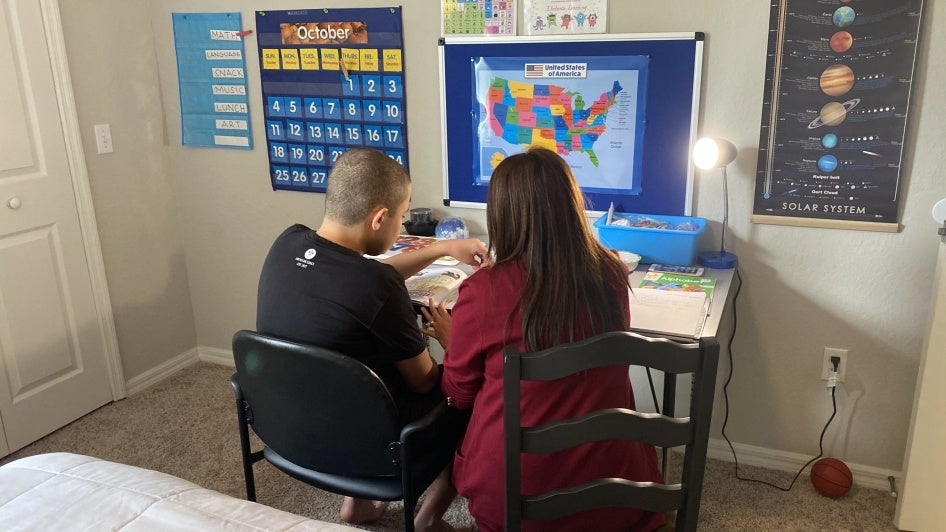 Una madre de 50 años apoya a su hijo de 14 años con autismo en la educación en casa, Orlando, Florida, Estados Unidos, 1 de octubre de 2020.