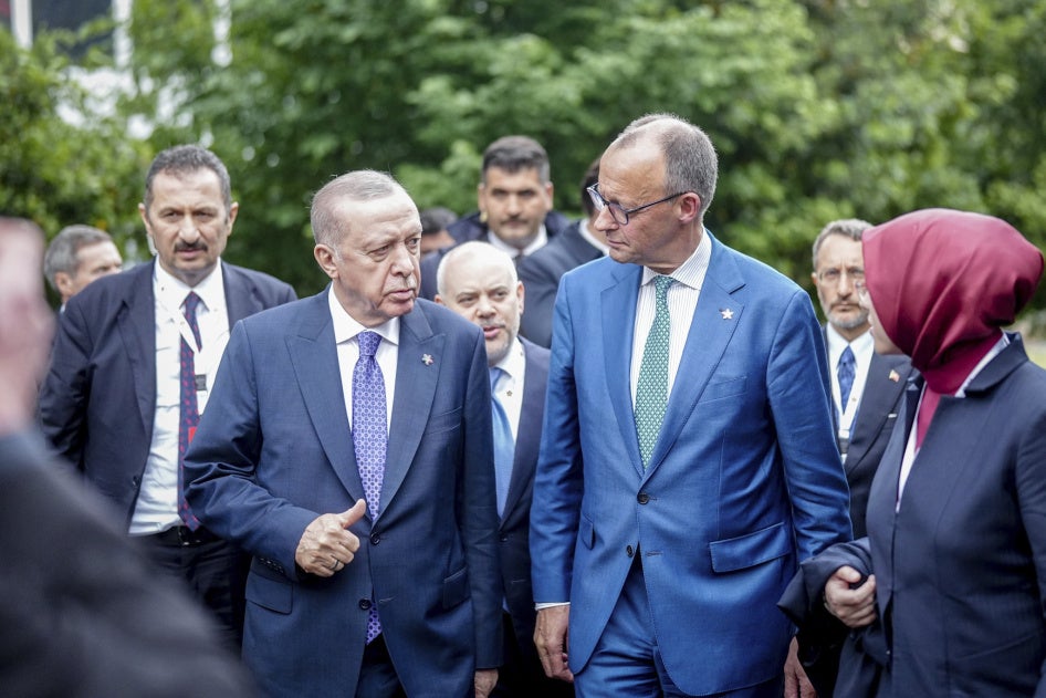 Der deutsche Bundeskanzler Friedrich Merz (2. von rechts) und der türkische Präsident Recep Tayyip Erdoğan (2. von links) treffen am 16. Mai 2025 zum Gipfeltreffen der Europäischen Politischen Gemeinschaft ein.