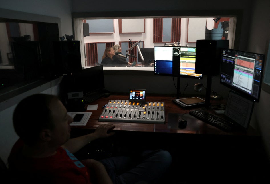 A magyar Klubrádió munkatársai dolgoznak a szerkesztőségben Budapesten, Magyarországon, 2025. február 6-án. 