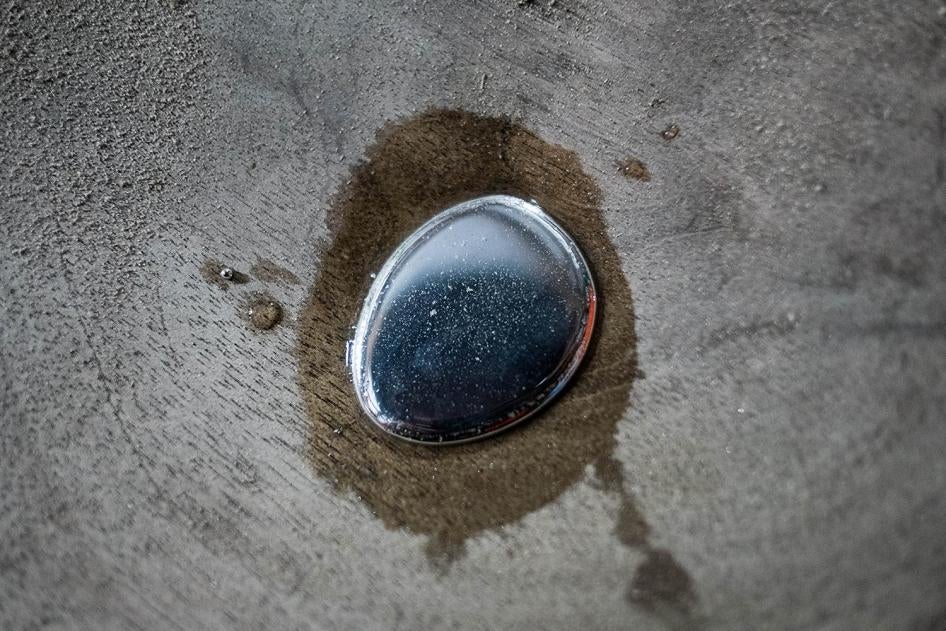 Du mercure pur dans un récipient en bois utilisé pour traiter les minerais d’or aux Philippines.