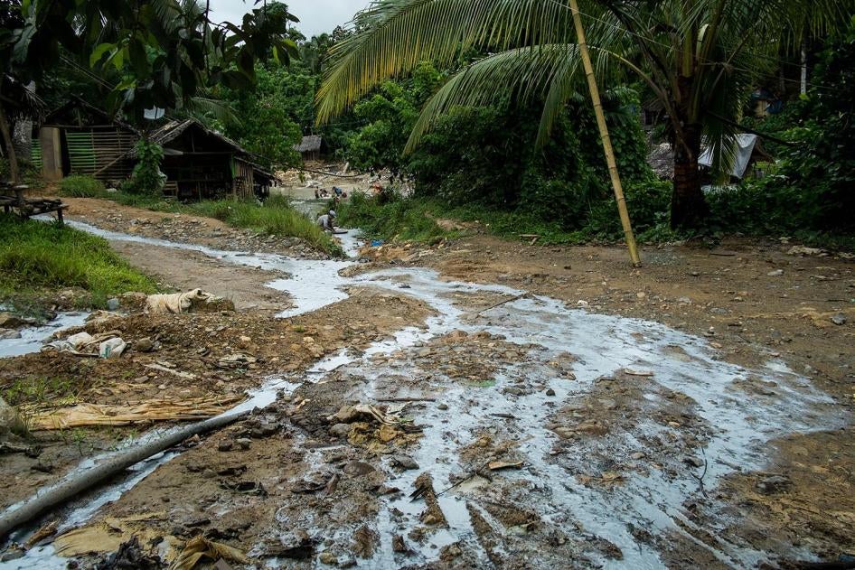 De l'eau contaminée par le mercure s'écoule dans la rivière Bosigon dans un village minier dans la province de Camarines Norte aux Philippines 
