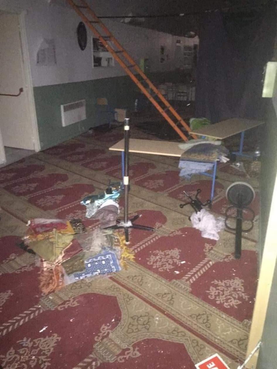 أضرار لحقت بمسجد أوبرفيلليه، وهي ضاحية شمال باريس، خلال مداهمة نُفذت بموجب قانون الطوارئ قامت بها الشرطة في 17 نوفمبر/تشرين الثاني 2015. 