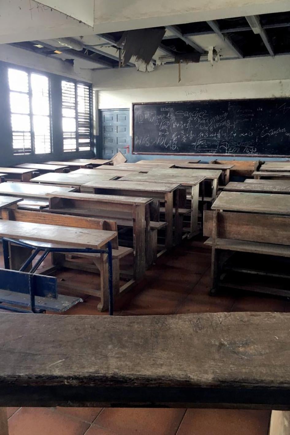 Aula de una escuela secundaria pública en una zona urbana. En cada aula había cerca de 40 pupitres dobles. 