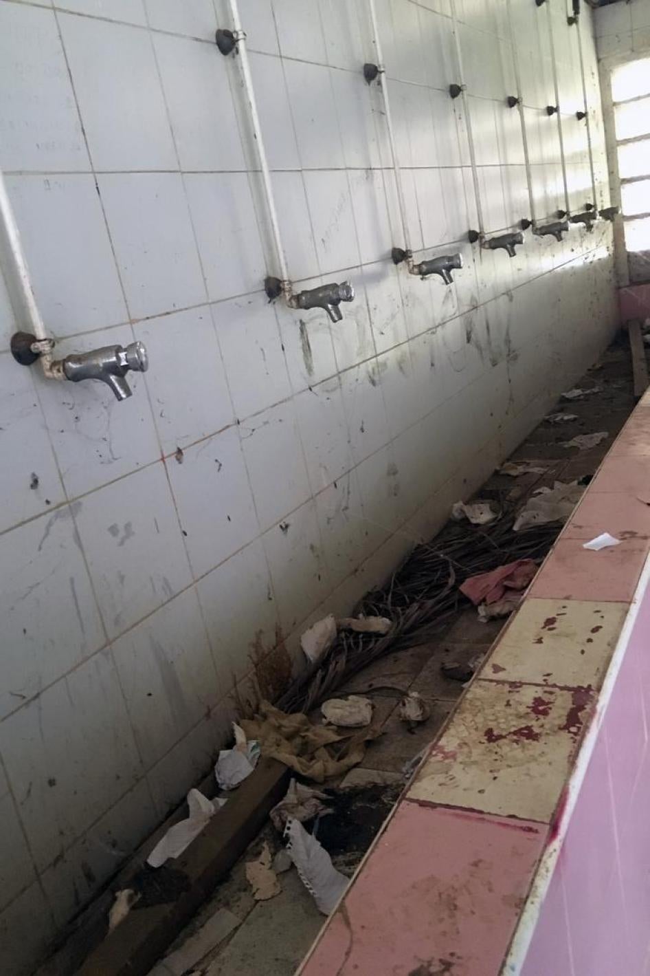 Un baño de la escuela secundaria, donde no hay agua corriente.