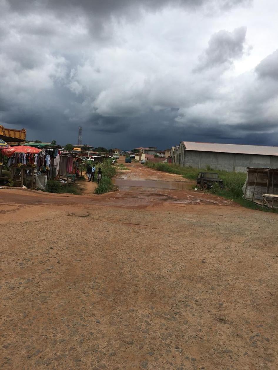 Guinea Ecuatorial ha invertido cientos de millones de dólares en la construcción de carreteras, mientras que la mayoría de las zonas residenciales, incluso en la capital, siguen sin pavimentar. 