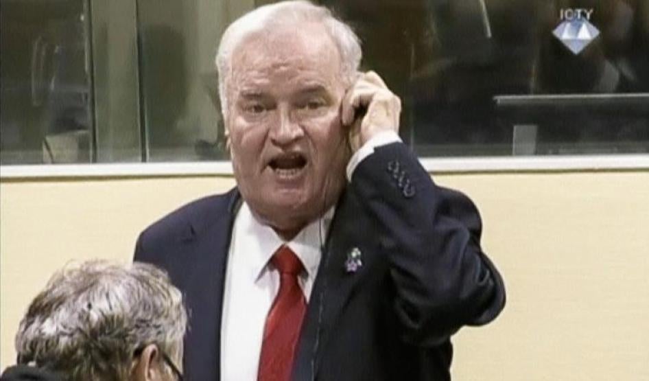 Ratko Mladic proteste lors de l'ultime audience de son procès devant Tribunal pénal international pour l'ex-Yougoslavie à La Haye, le 22 novembre 2017.