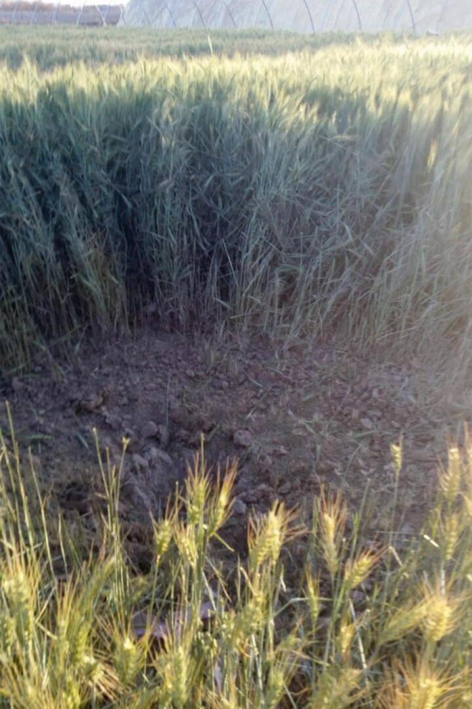 الحفرة التي خلفها هجوم 22 فبراير/شباط في قحزة بمحافظة صعدة تدل على استخدام ذخائر عنقودية. 