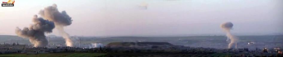 لقطات من فيديو مباشرة بعد الهجوم تظهر 4 أعمدة من الدخان. "بيلنغكات"، مجموعة متخصصة في تحليل المعلومات المنشورة على الإنترنت، بما في ذلك أشرطة الفيديو والصور، استنتجت أن الفيديو تم تصويره من شمال خان شيخون. 