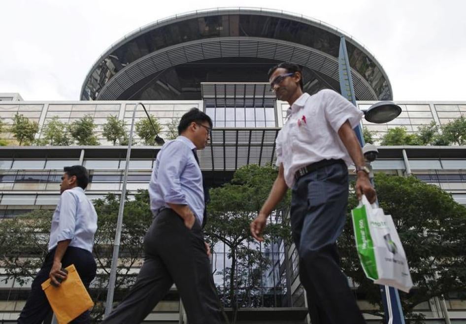 Des passants marchent devant le siège de la Cour suprême de Singapour, le 22 janvier 2014.