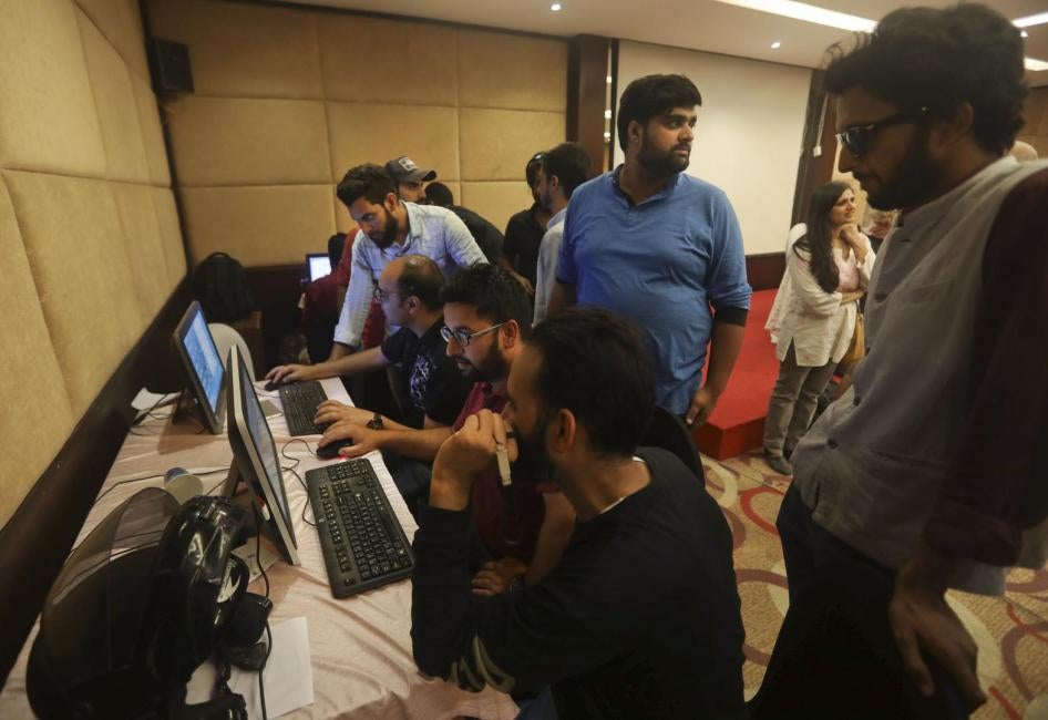 Des journalistes tentent de travailler le 18 août 2019, dans un centre des médias improvisé à Srinagar, la capitale de l'État du Jammu-et-Cachemire, dans le nord-ouest de l’Inde. Deux semaines auparavant, le 5 août 2019, les autorités indiennes ont révoqu