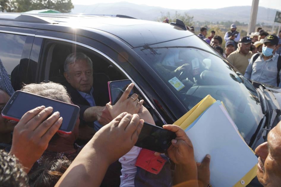 Le président du Mexique, Andrés Manuel López Obrador, entouré par une dense foule lors de son arrivée à l'Hôpital rural de la municipalité de Tlaxiaco, qu’il a par la suite visité, le 20 mars 2020. 