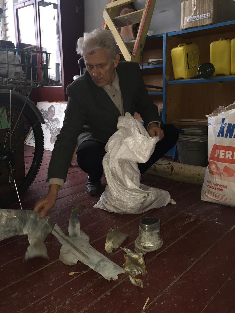 School administrator of School Number 1 in Stanytsia Luhanska shows the remnants of a Grad rocket that struck the school on the evening of January 25, 2015. A second rocket fell on the school’s grounds. © 2015 Yulia Gorbunova/Human Rights Watch