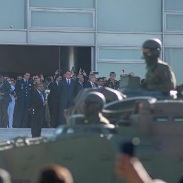 El presidente de Brasil, Jair Bolsonaro, asiste a un desfile militar frente al palacio presidencial en Brasilia, el 10 de agosto de 2021.