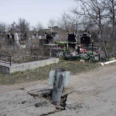 El motor y la sección de cola de un cohete de munición de racimo Uragan de 220 mm que impactó en un cementerio en Mykolaiv, en el sur de Ucrania, el 21 de marzo de 2022. 