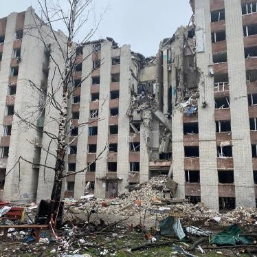 Жилой дом на проспекте Мира в Чернигове, поврежденный в результате удара российских войск 13 марта 2022 г. Фото сделано 19 апреля 2022 г. 