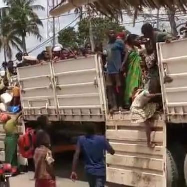 People arrive in Montepuez after fleeing violence in Cabo Delgado. 