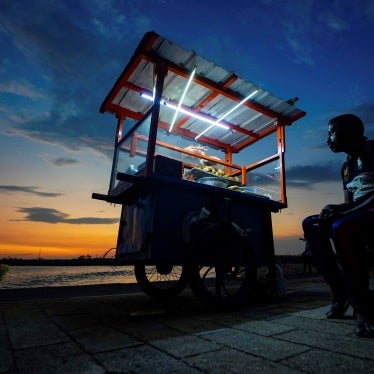 A street food vendor awaits customers at the Galle Face promenade in Colombo, Sri Lanka, April 9, 2023. 