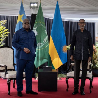 Democratic Republic of Congo President Felix Tshisekedi (L) and Rwandan President Paul Kagame at the Serena Hotel in Rubavu, Rwanda, on June 25, 2021. 