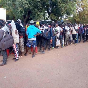 Men deported from Algeria queuing after their arrival to Bamako, October 25, 2017. © 2017 Bukary Dao/Le Republican