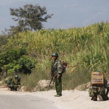 Myanmar army soldiers take positions near Laukkai, February 17, 2015.