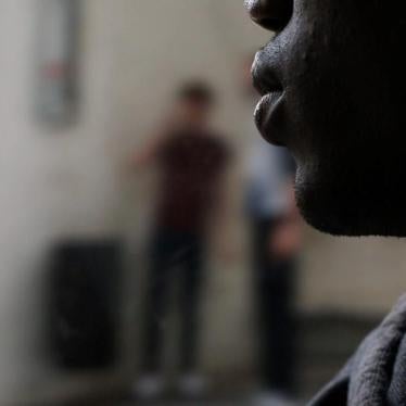 Daouda S., un enfant non accompagné guinéen de 16 ans, a dormi dans les rues de Paris pendant des semaines en attendant l’examen de son dossier par un juge. De temps en temps, il arrive à se loger chez des particuliers pour de courtes périodes. Photograph